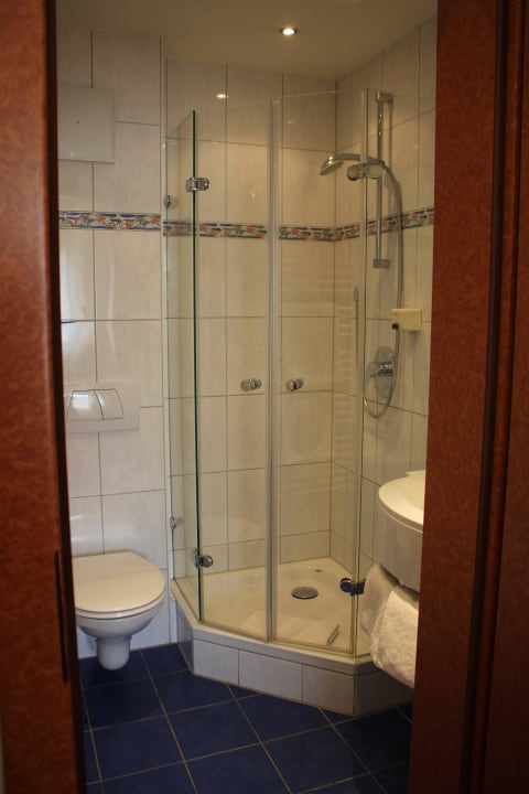 Badezimmer im kleinen Doppelzimmer Hotel Goldene Rose
