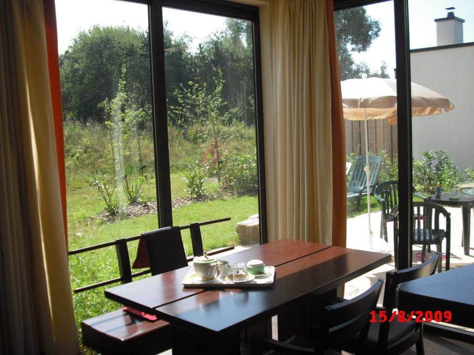 Blick vom Essbereich auf die Terrasse Center Parcs Het Heijderbos