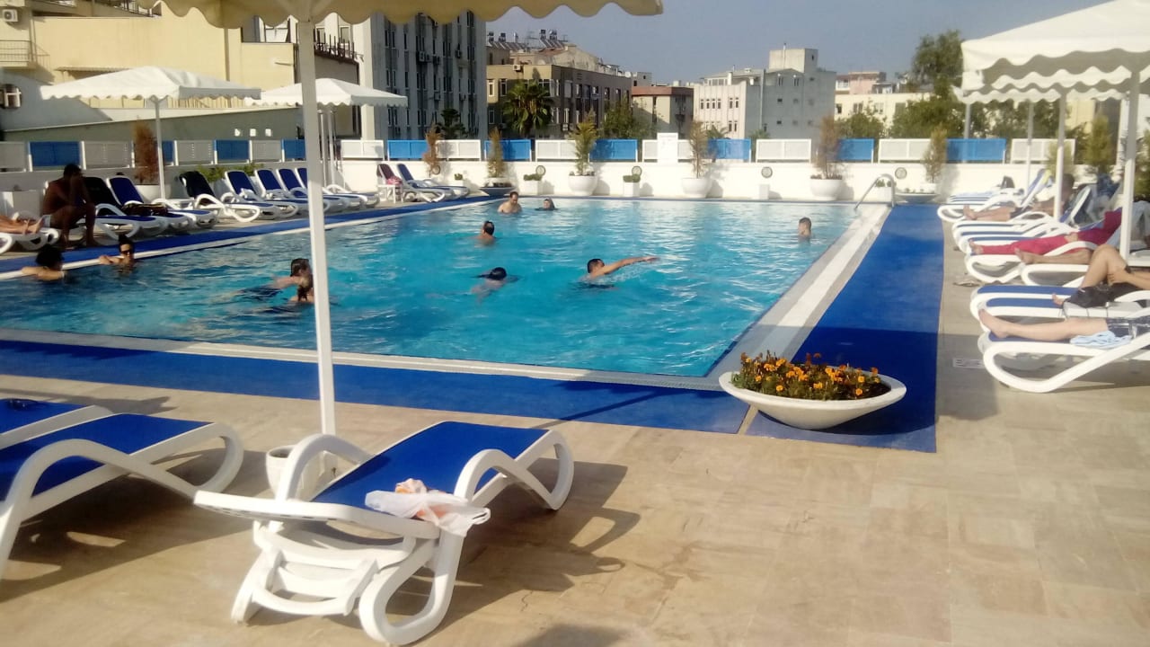 Бассейн около бара Best Western Plus Hotel Khan