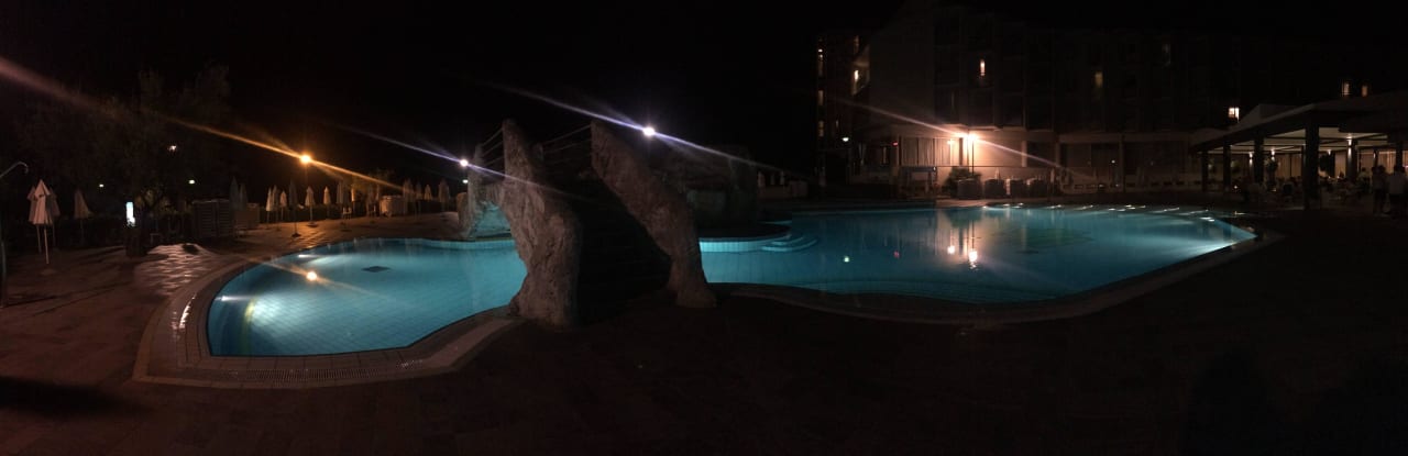 -bei Nacht Aminess Vival Maestral Hotel