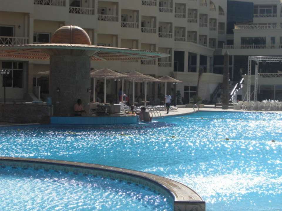 Blick über den Pool AMC Royal Hotel & SPA