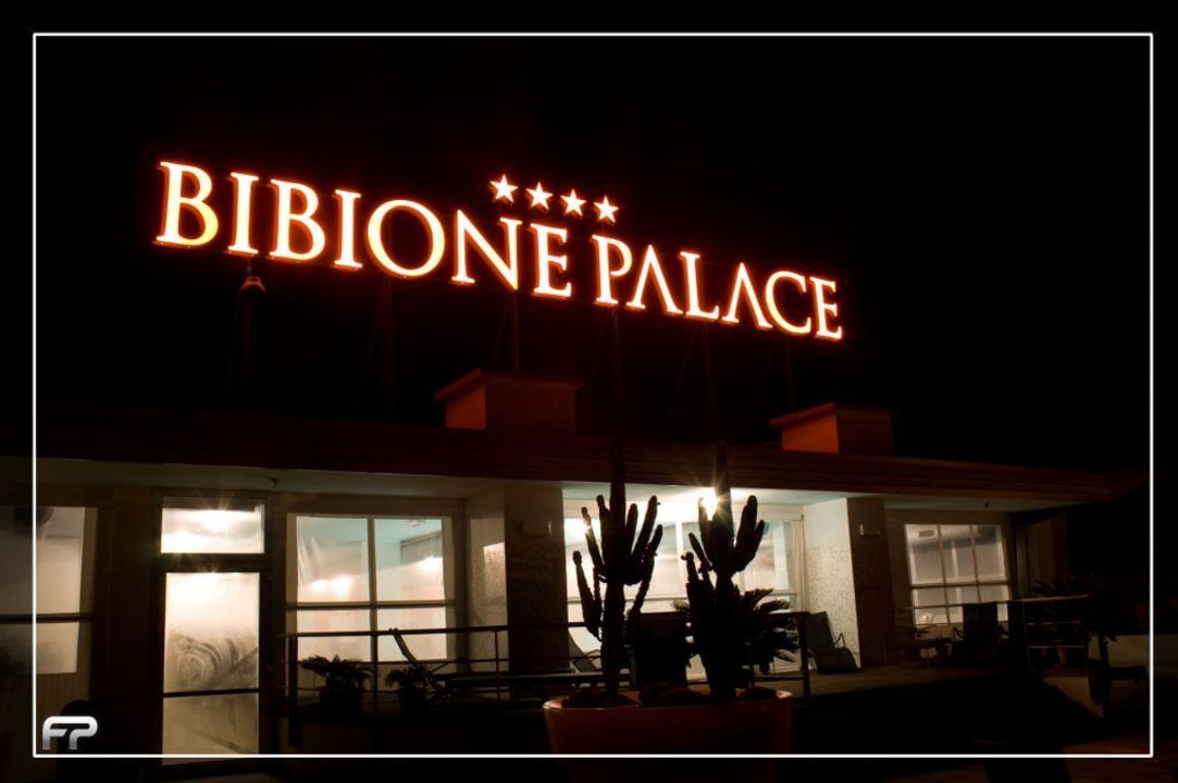 Dachterrasse des Spa-Bereichs bei Nacht Bibione Palace