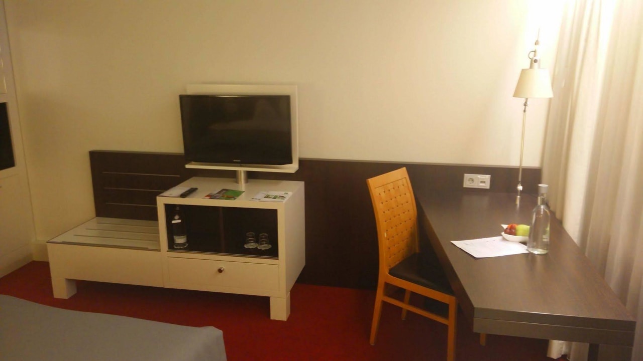 TV Holiday Inn Berlin Airport - Conference Centre