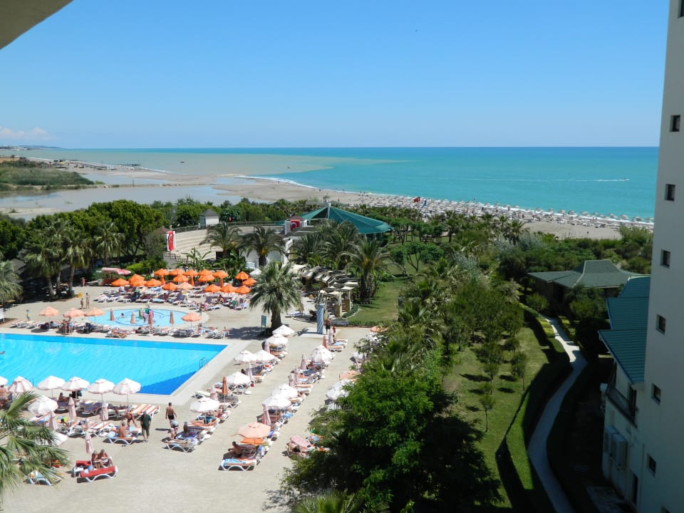 Вид на отель из номера на 4 этаже Washington Resort & SPA