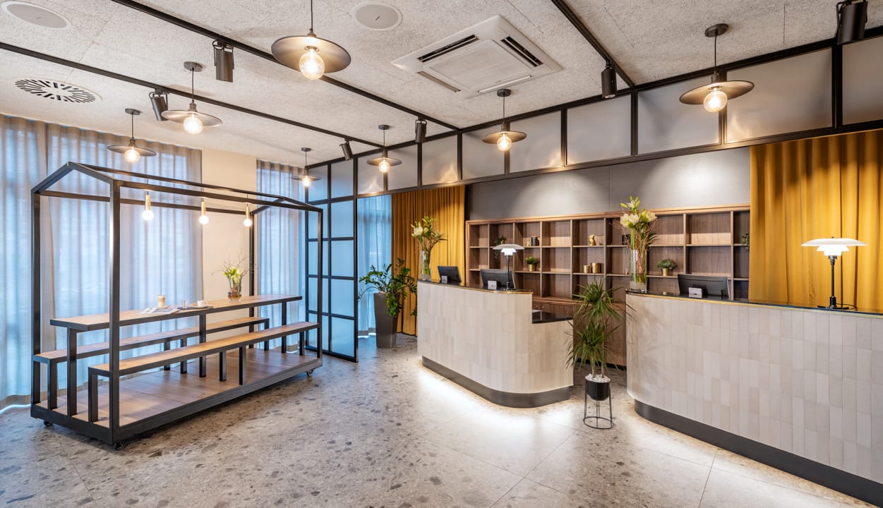 Lobby Hotel NH Hamburg Altona