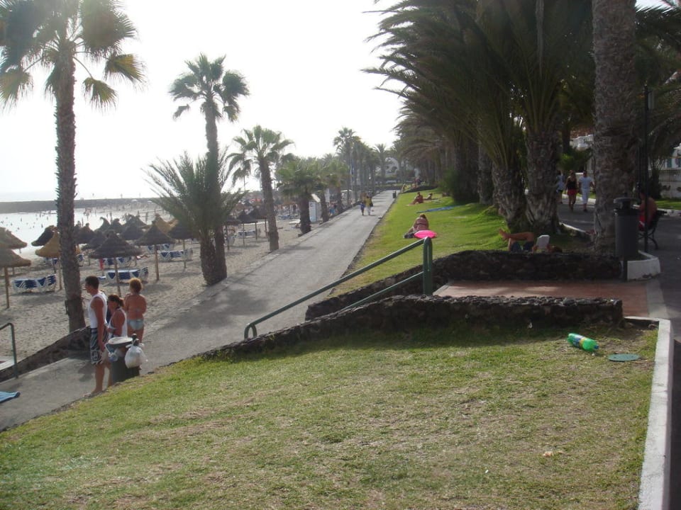 "Hinterer" Hotelausgang, Blick entlang Promenade Mediterranean Palace Hotel