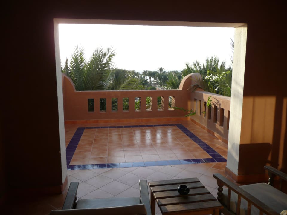 Balkon mit Aussicht auf Palmen und Strand Grand Makadi