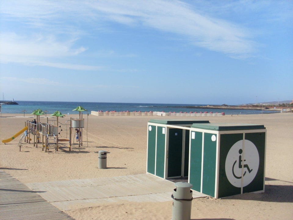 Behindertengerechte Kabinen am Strand. Barceló Fuerteventura Castillo