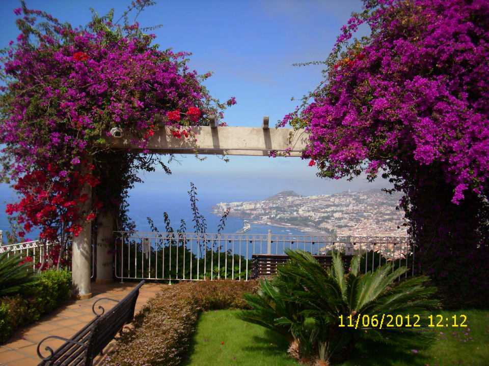 Blick von der Poolterrasse über die Bucht von Func Hotel Ocean Gardens