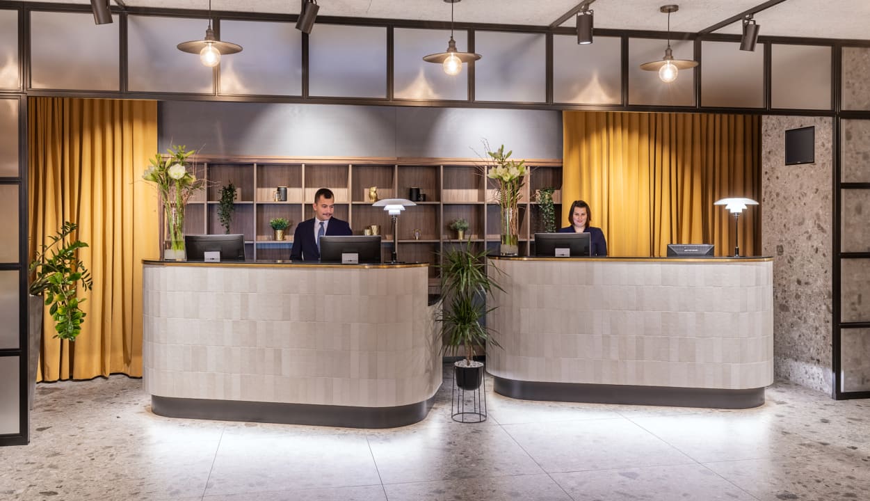 Lobby Hotel NH Hamburg Altona