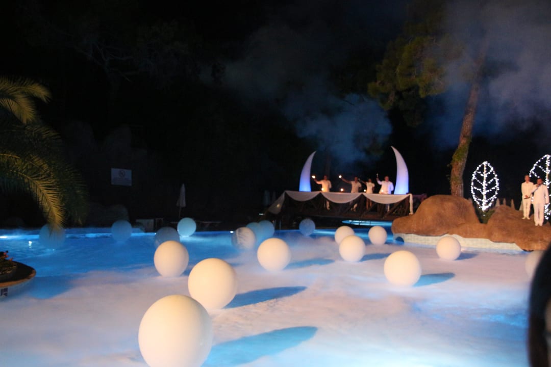 Gala Abend in Weiß Blue Waters Club