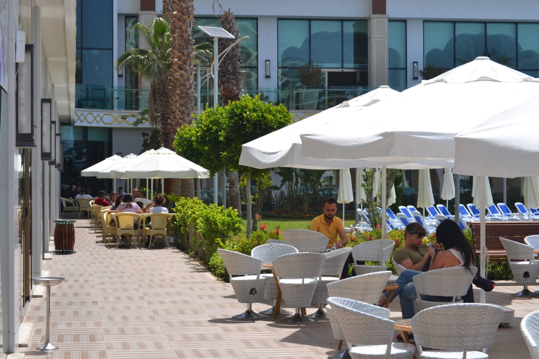 Außenterrasse Cafeteria und Bierbar am Pool Alan Xafira Deluxe Resort & Spa