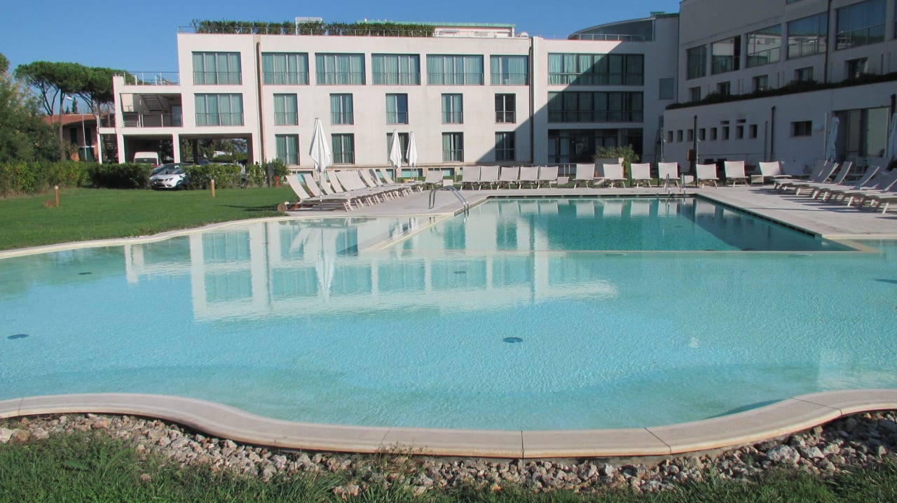 Basen Pisa Tower Plaza