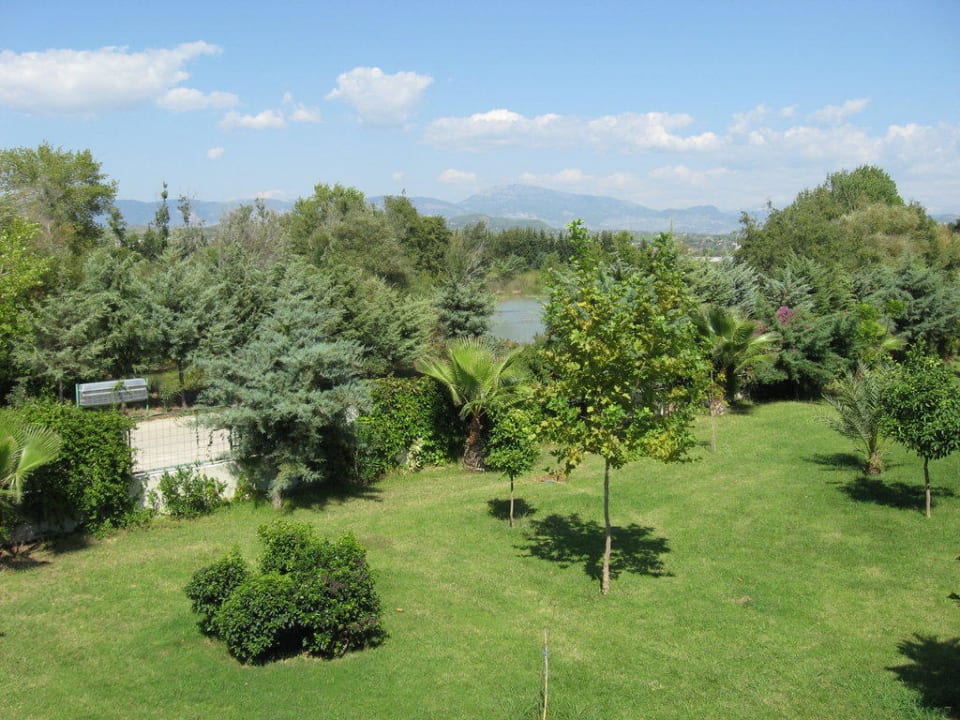 Blick in den Hotelgarten TUI KIDS CLUB Felicia Village