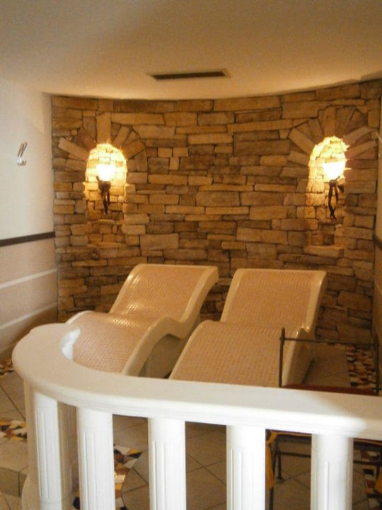 Steinliegen im Saunabereich Alpina Alpendorf