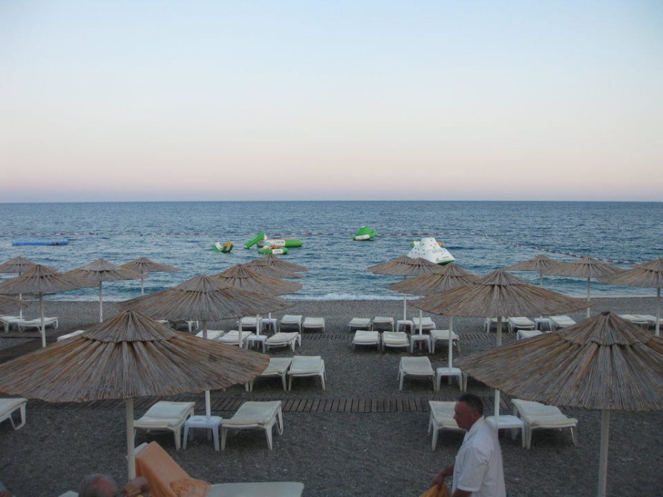 Liegen am Strand Emelda Sun Club