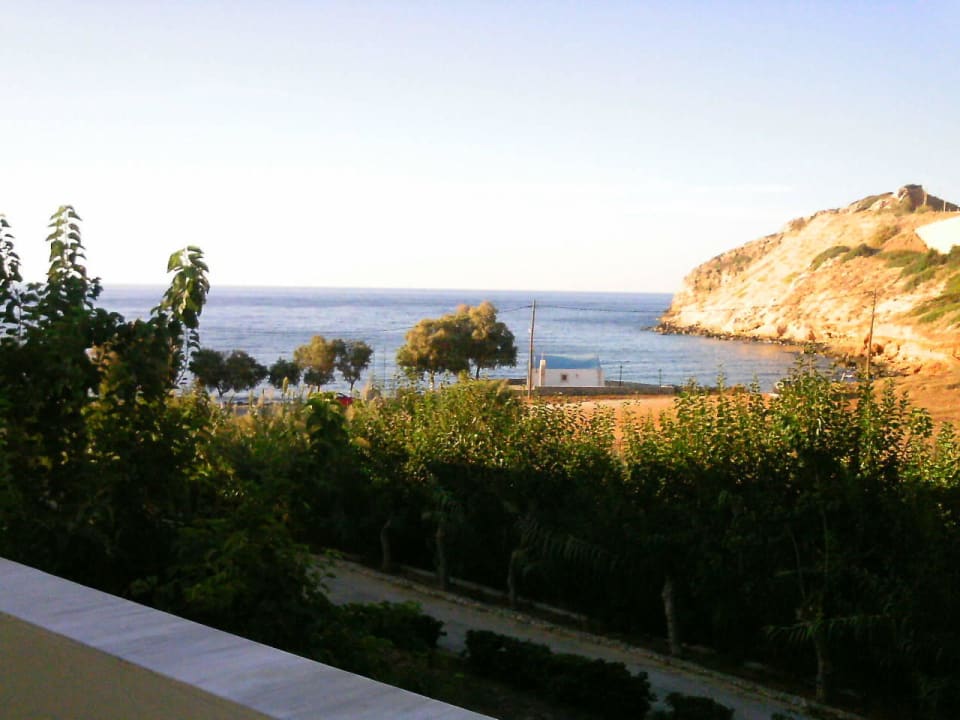 Blick zu Strand und Kapelle Begeti Bay Hotel