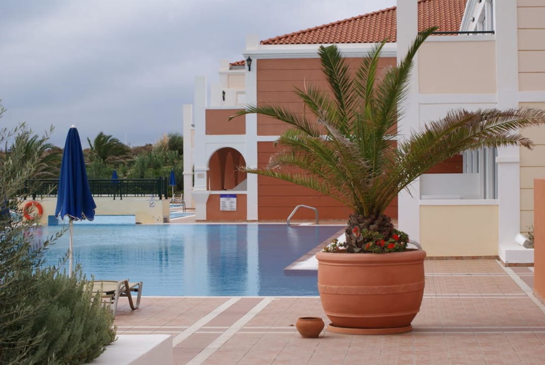 Poolanlage neben unserem Gebäude Porto Bello Royal