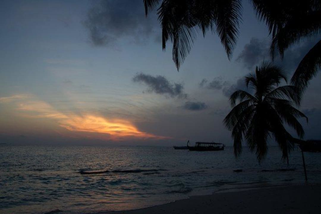 Sonnenaufgang an der Nord-/Ostseite Fihalhohi Maldives