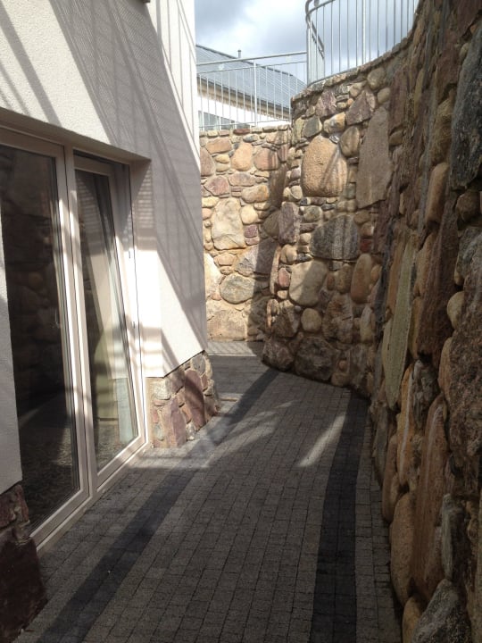 Połowa pokoi znajduje się w piwnicy Hotel Kiston