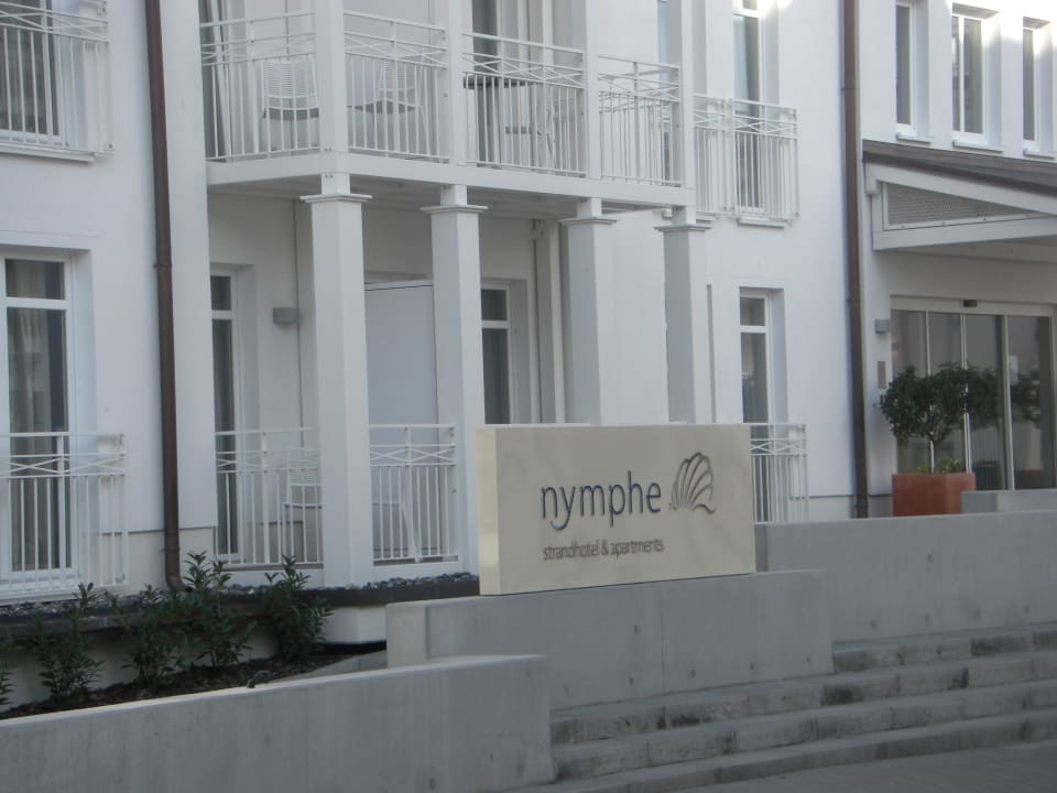 Hoteleingang von der Straße aus Nymphe Strandhotel & Apartments