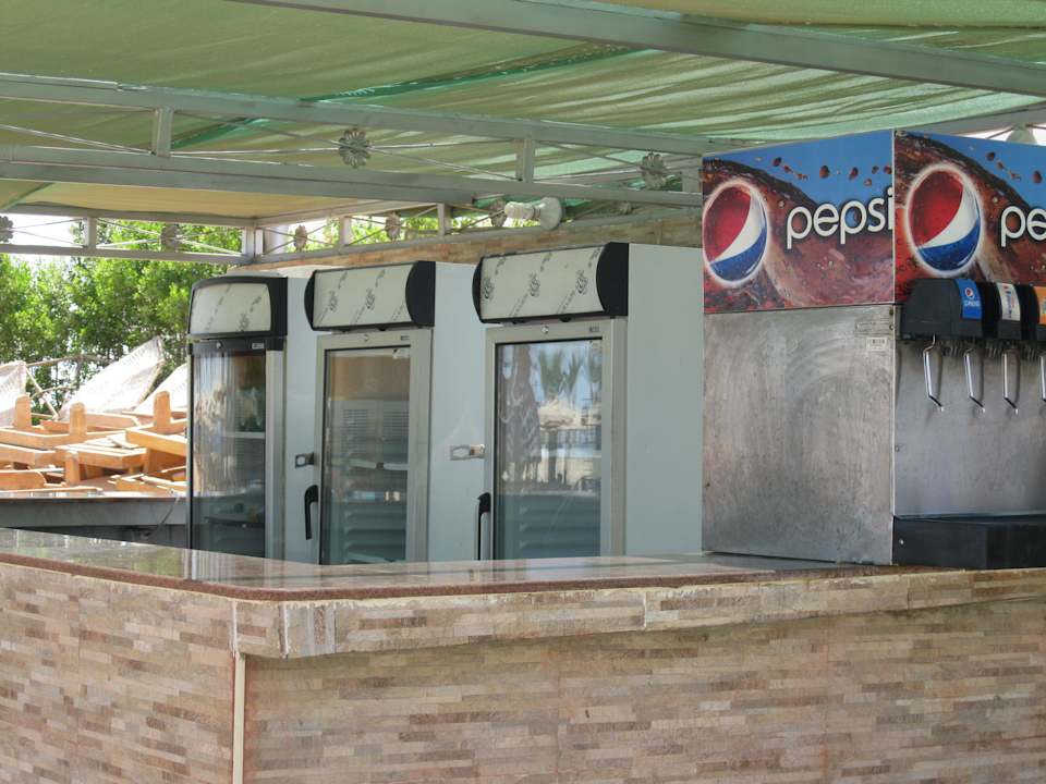 Strandbar auf der rechten Seite Mirage Bay Resort & Aqua Park