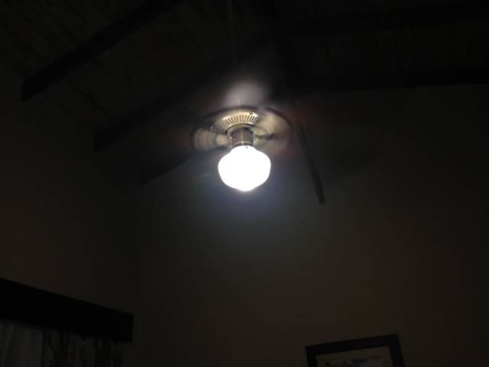 Lampe mit düsterer Sparlampe Wyndham Alltra Samana