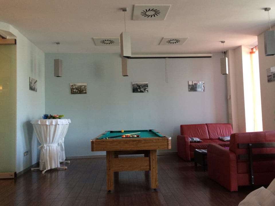 Billiard und Sitzmöglichkeiten bei der Bar Design Hotel Preuge