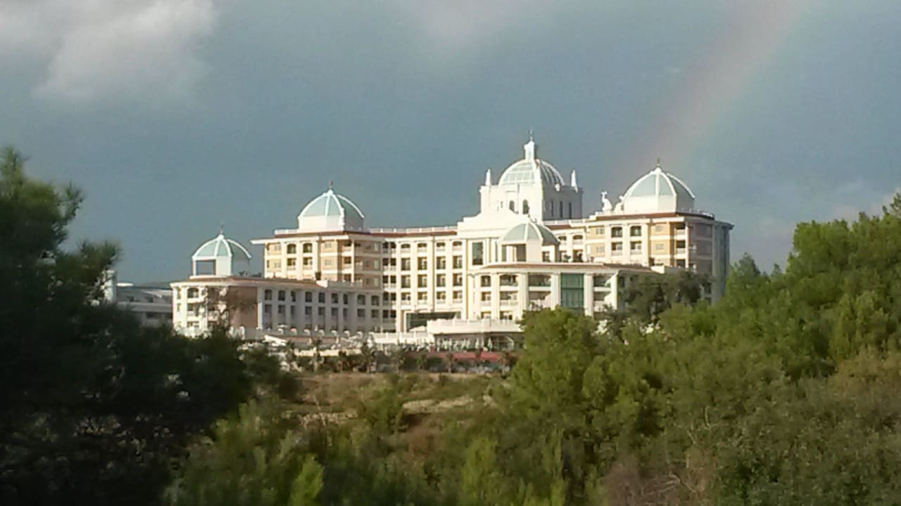 Hotelansicht zum Strand hin Litore Resort & Spa
