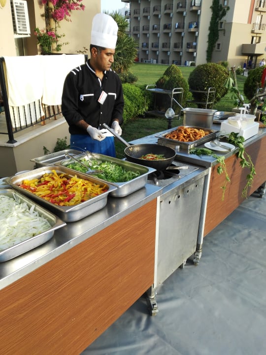 Grillstraße am Pool Hotel Victory Resort