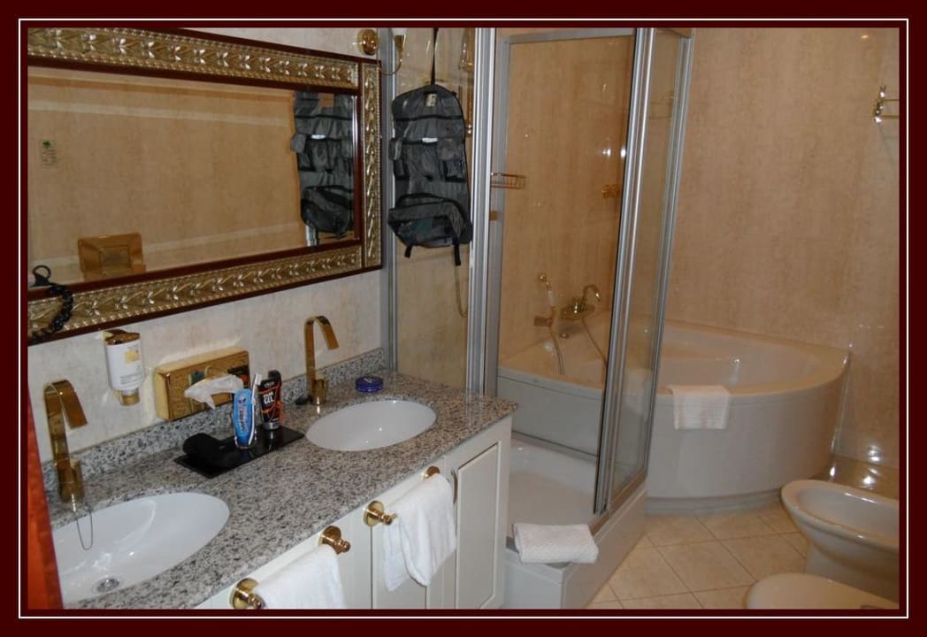 Badezimmer mit Dusche und Wanne Hotel Unique Dortmund Hauptbahnhof