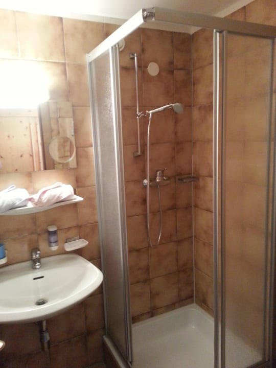 Die Toilette ist im extra Raum daneben Hotel Alpenfriede