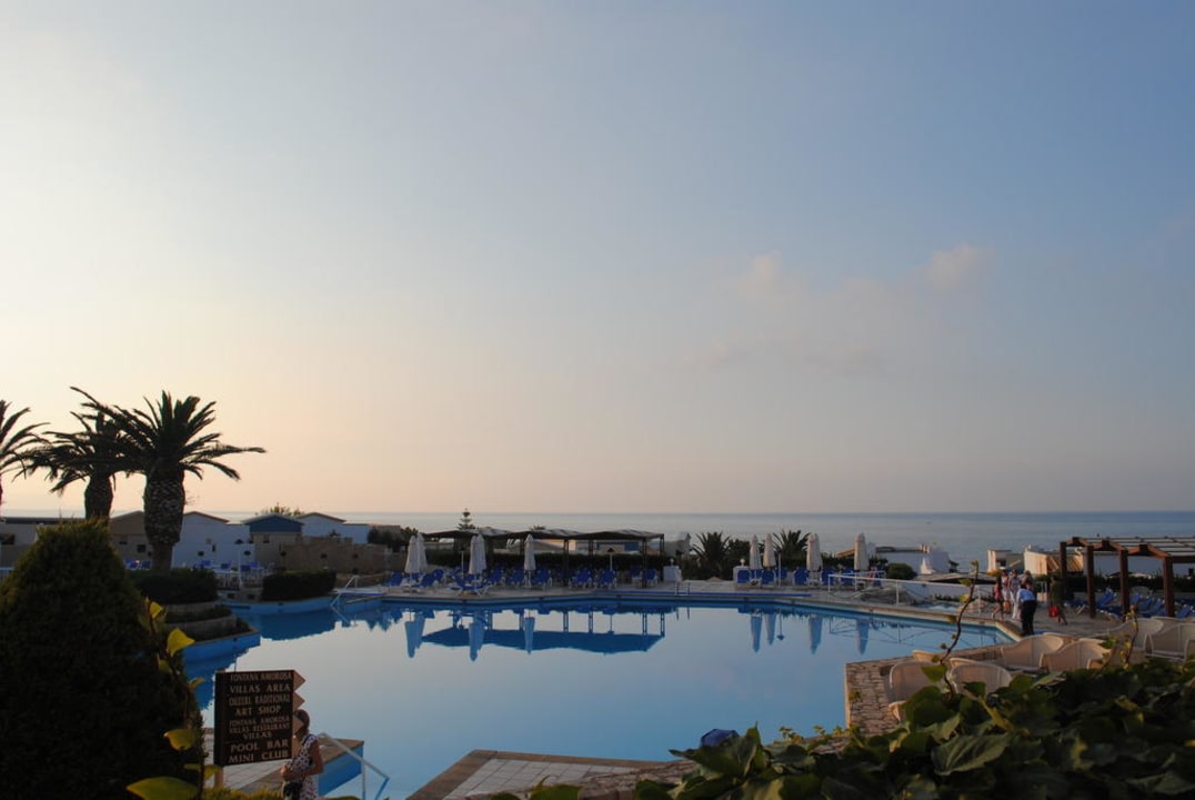 Бассейн вечером Knossos Royal