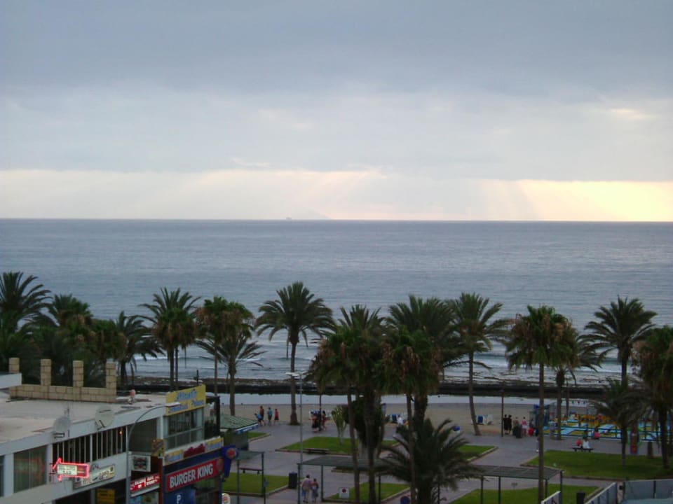 Blick nach rechts vom Balkon H10 Las Palmeras