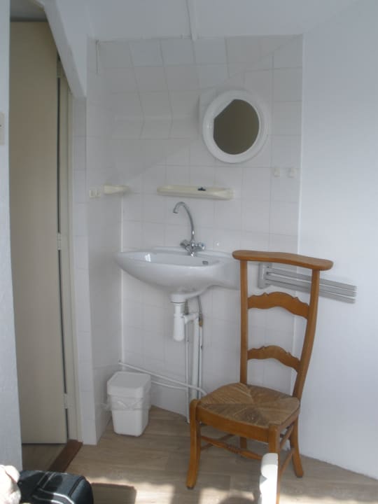 Statt Kleiderschrank steht jetzt ein Stuhl Sommerhaus Binnenweg 18