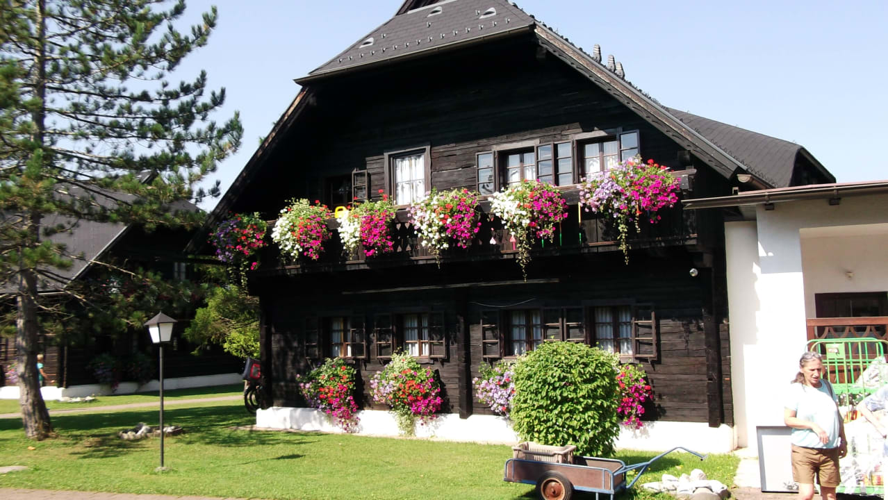 Eins der wunderschönen Häuser Naturel Hoteldorf Seeleitn