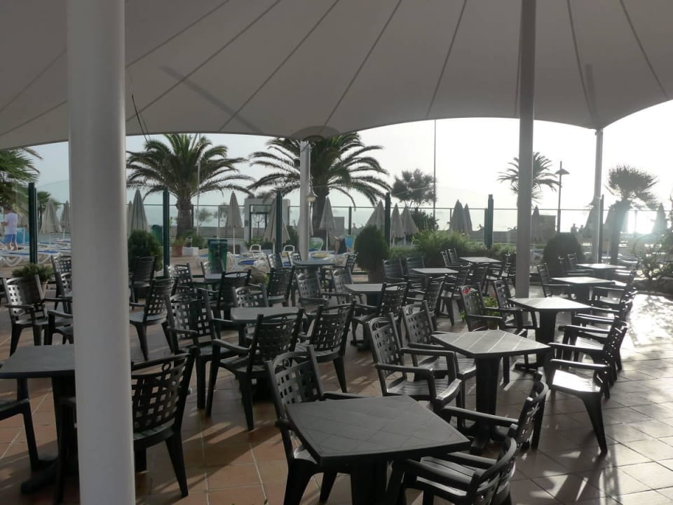 Essbereich außen  allsun Hotel Sumba
