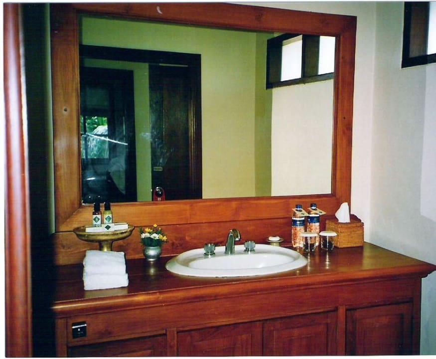 2. Badezimmer der Suit Puri Santrian