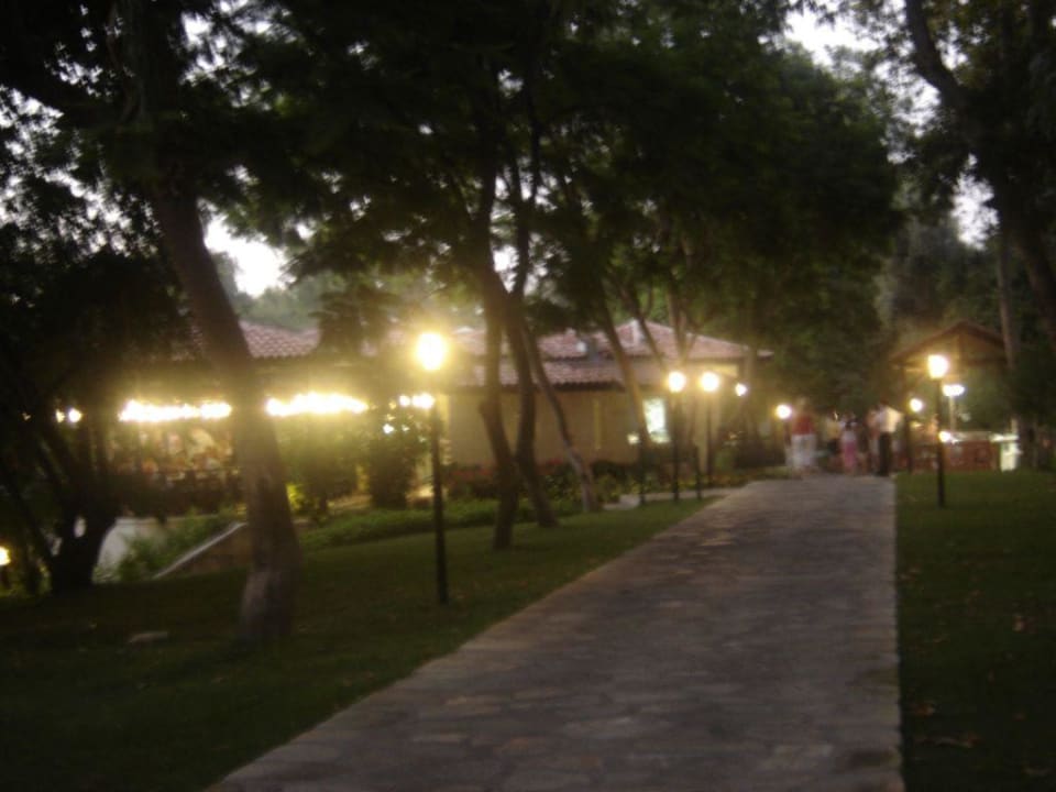 Weg Richtung Restaurant Melas Holiday Village