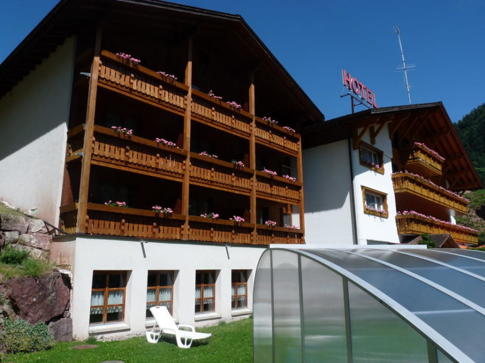 Hotelansicht aus dem Garten Sporthotel Knobelboden