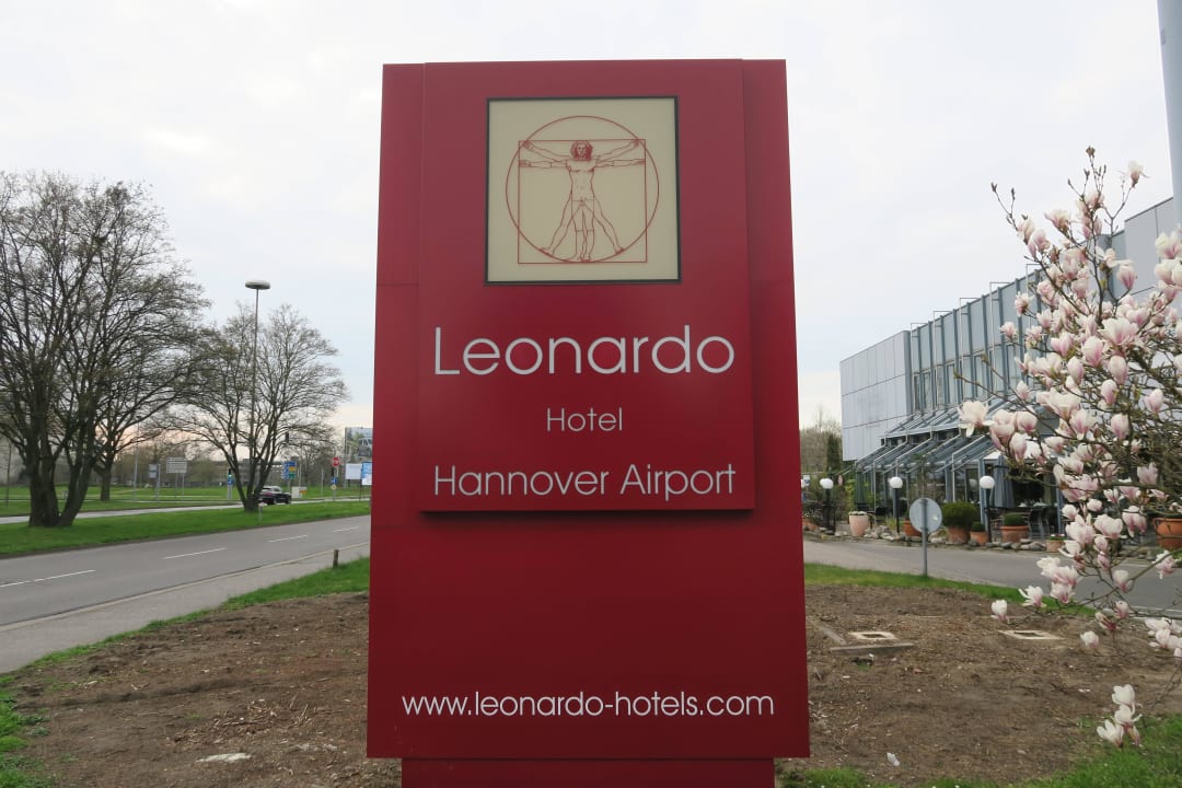 Vor dem Hotel Leonardo Hotel Hannover Airport