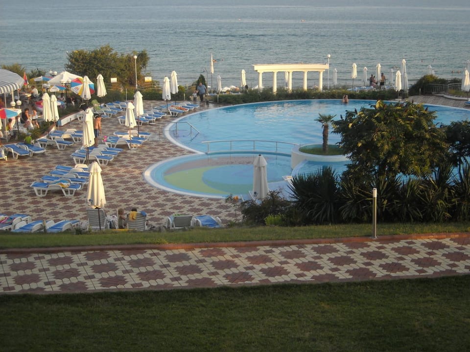 Blick auf Pool und Meer Hotel Sineva Beach