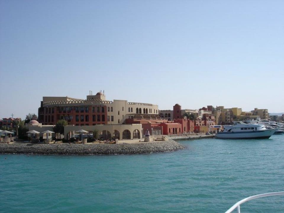 Blick vom Wasser aufs Ocean View Hotel Three Corners Ocean View prestige - Adults only