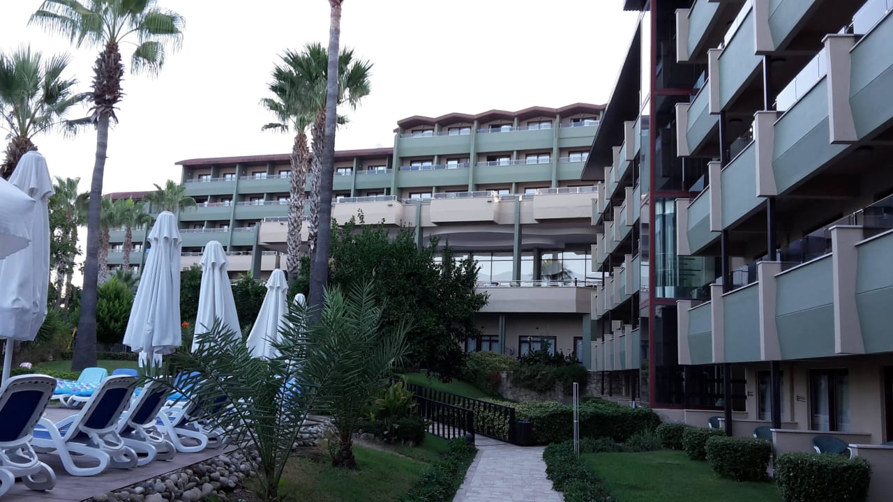 Ausblick auf das Hauptgebäude Hotel Grand Side