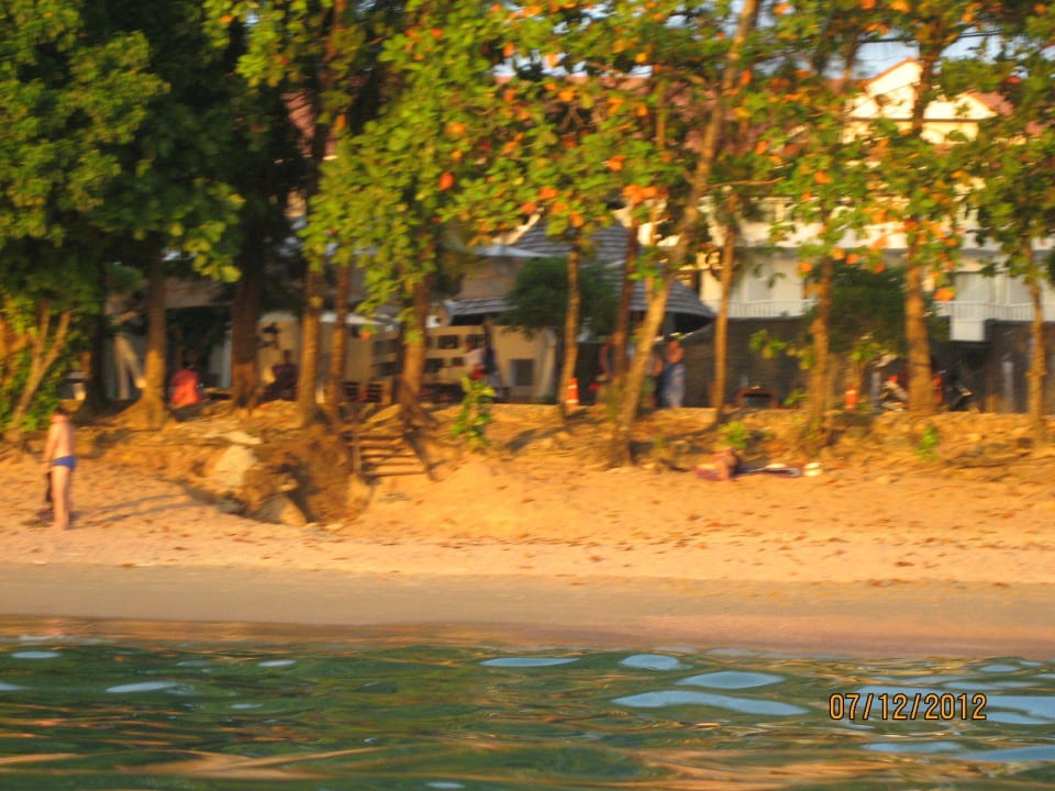 Blick vom Wasser auf den Strand und das Hotel Aonang Villa Resort