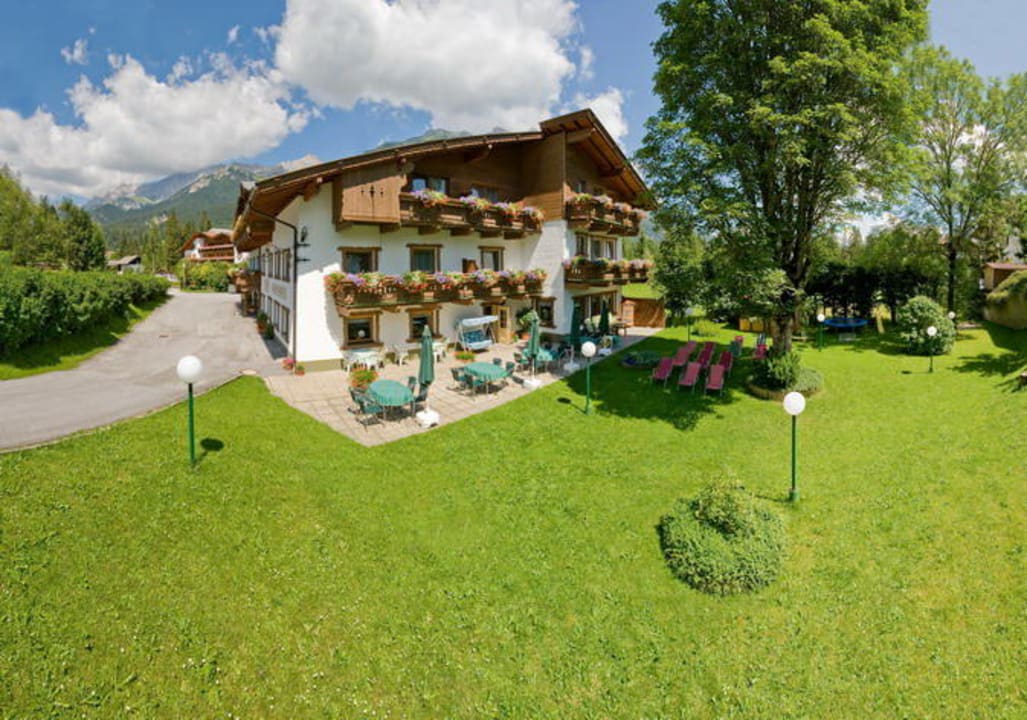 Sommeransicht mit Terrasse und Garten Gasthof zum Hirschen