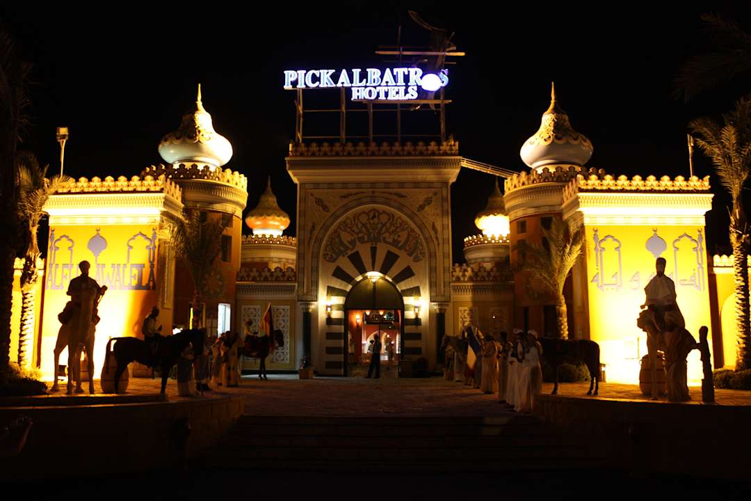 Wejście do hotelu i hotelowi grajkowie Pickalbatros Alf Leila Wa Leila Resort - Neverland Hurghada