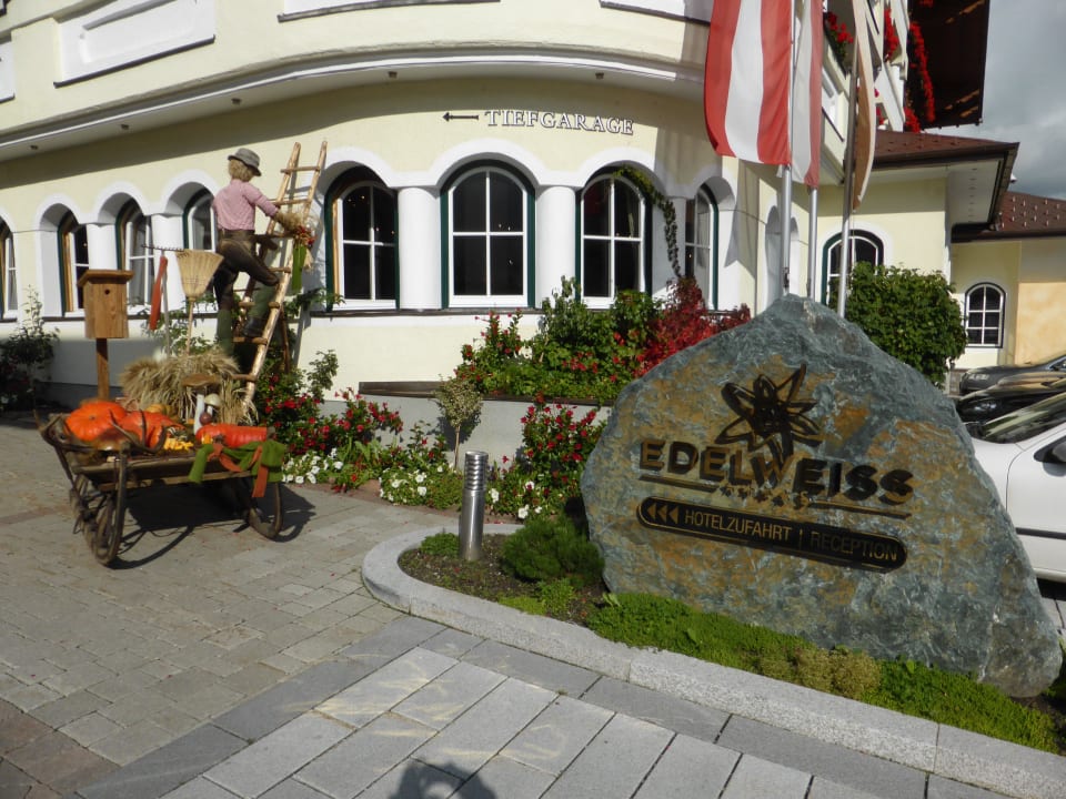 Einfahrt DAS EDELWEISS Salzburg Mountain Resort