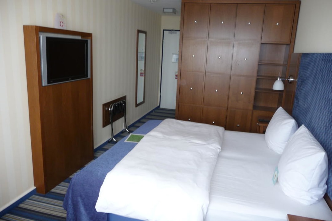 Zimmereingang, Doppelbett, Fernseher, Schrank Arthotel ANA im Olympiapark