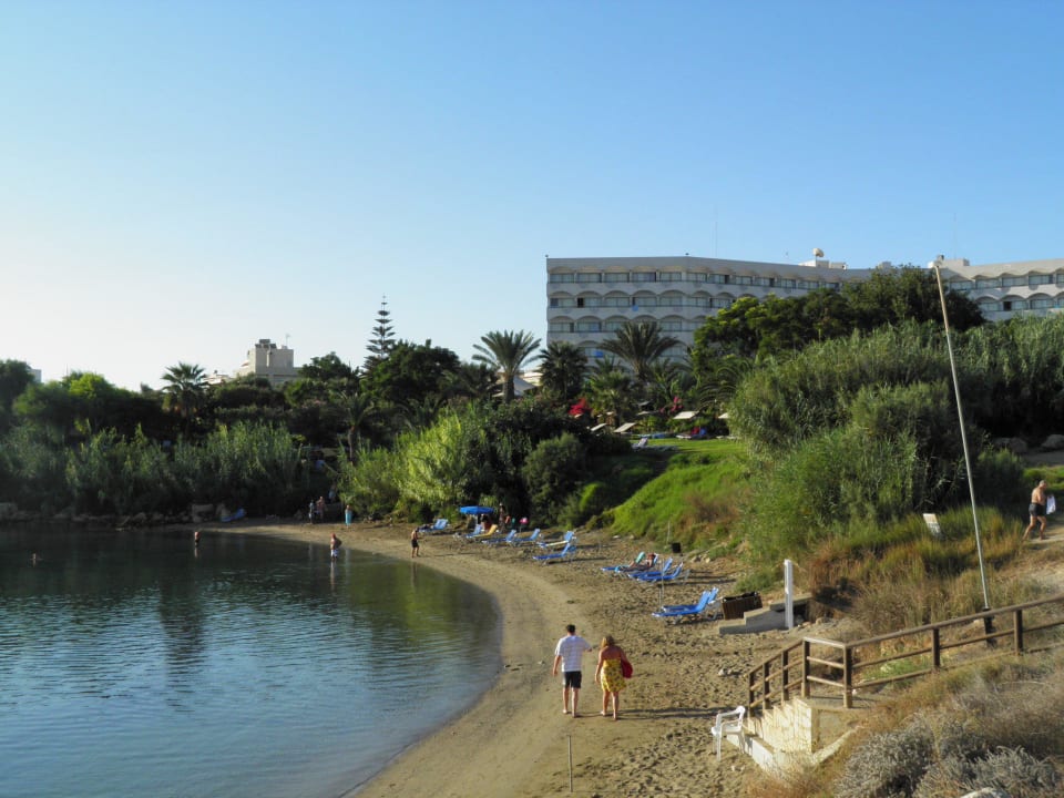 Pláž s hotelem v pozadí Crystal Springs Beach Hotel